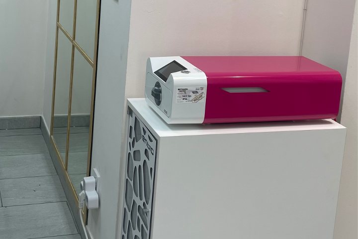 Autoclave de esterilización de instrumental en Elisa Arcila Beauty Studio