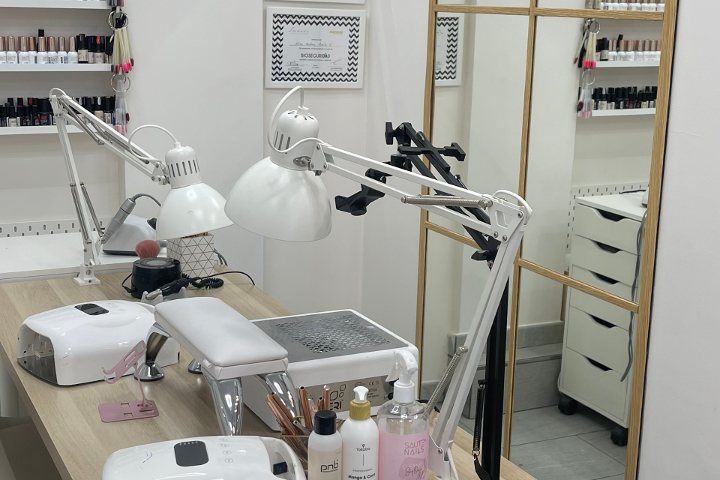 Estación de trabajo con lámparas y material de manicura