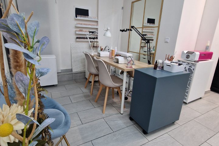 Detalle de manicura rusa realizada en Elisa Arcila Beauty Studio